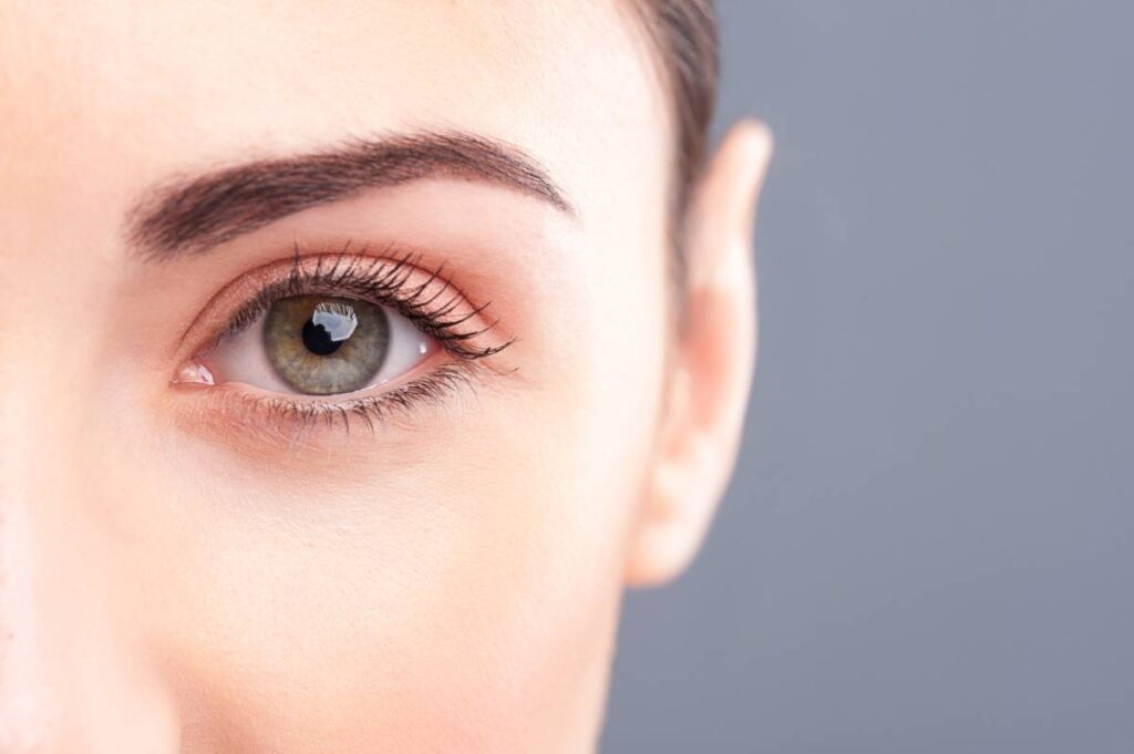 featured image for what to expect with eyelid surgery recovery